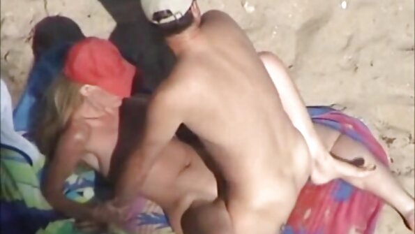 Bror kærtegner sin søsters klitoris med fingrene under massage. seks video xxx