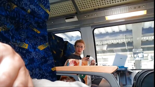 Skødesløs søster sad fast i sofaen og blev kneppet i sekspornoxxx røven af ​​sin bror.