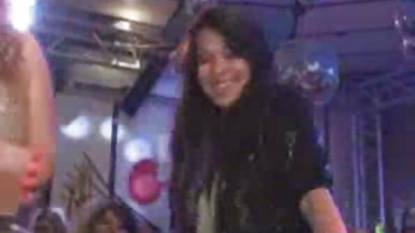 Rødhåret seks video18 datter med fars store pik i munden tager en selfie.