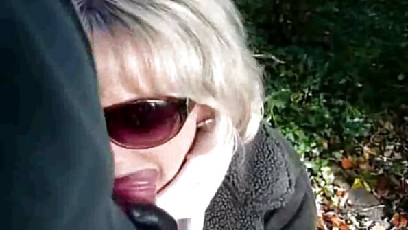 Far bragte sin datter hjem og kneppede hende i en hundestilling på sofaen. pornno sex