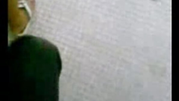 Blond søster giver en seks xx blowjob til bror og drager fordel af muligheden.