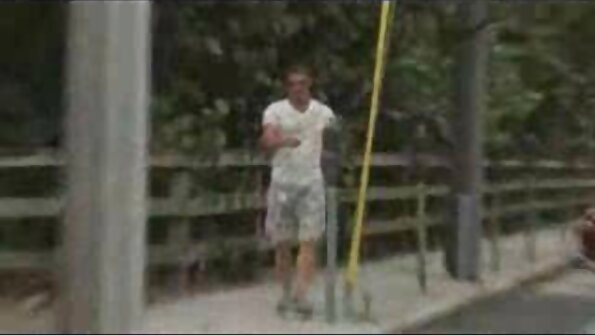 Skaldet bedstefar rider xxx seks porno video blond barnebarn på en pik i badeværelset.