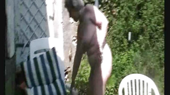 En ung søster trøstede porno ten sex sin bror med et blowjob efter at have slået op med en pige.