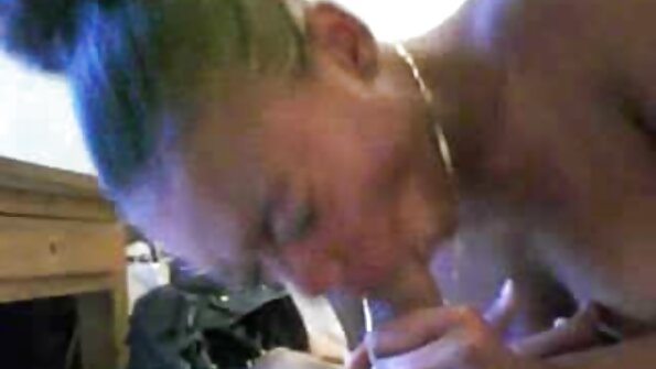 Far onanerer datterens fisse med et sexlegetøj og knepper en pik. xnxxfilm sex