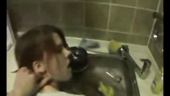 Mens broderen lavede massagen, tog søsteren sin varme pik i munden. pornno sex