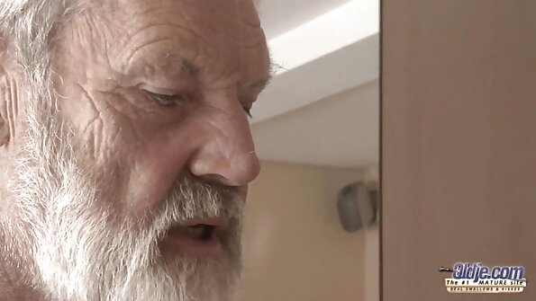 Stedsøster og veninde gav xnxxfilm sex sin bror et sensuelt blowjob.